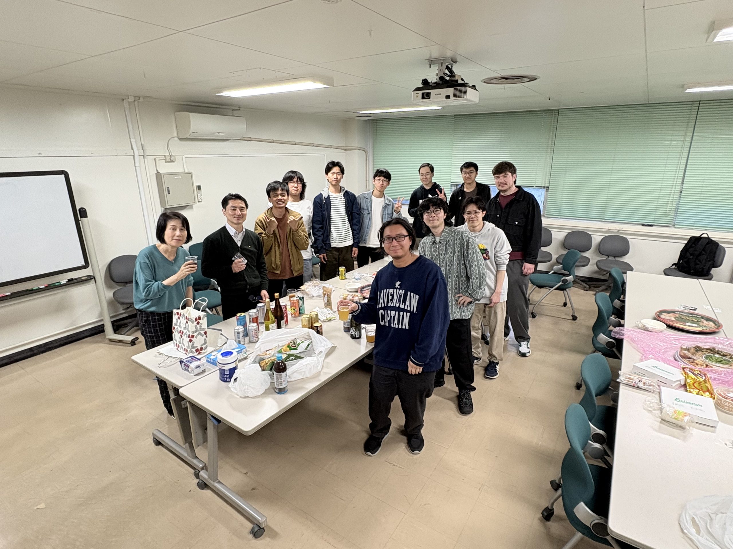 新入生歓迎会の集合写真(撮影者抜き)