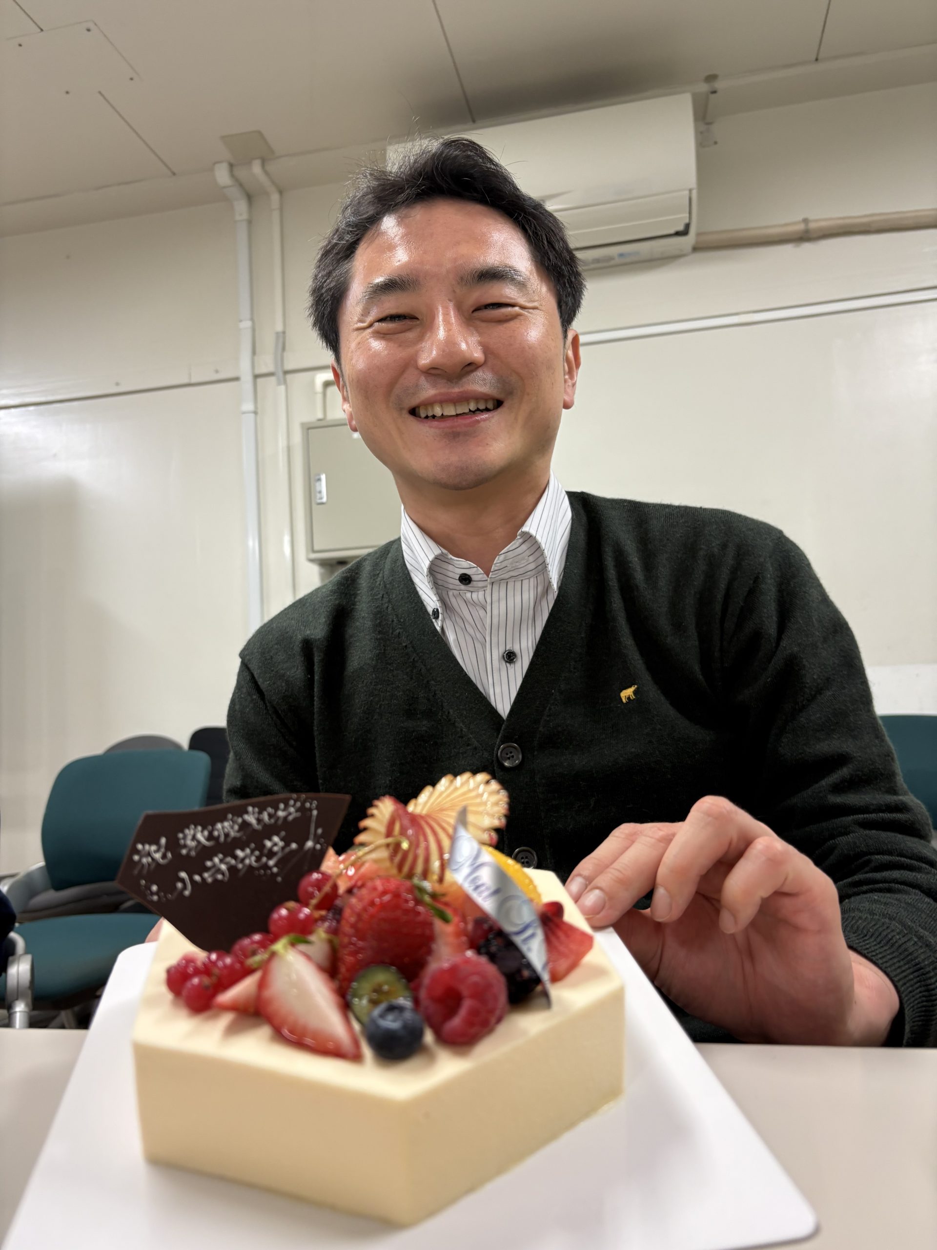 小寺先生の教授就任を祝うケーキ