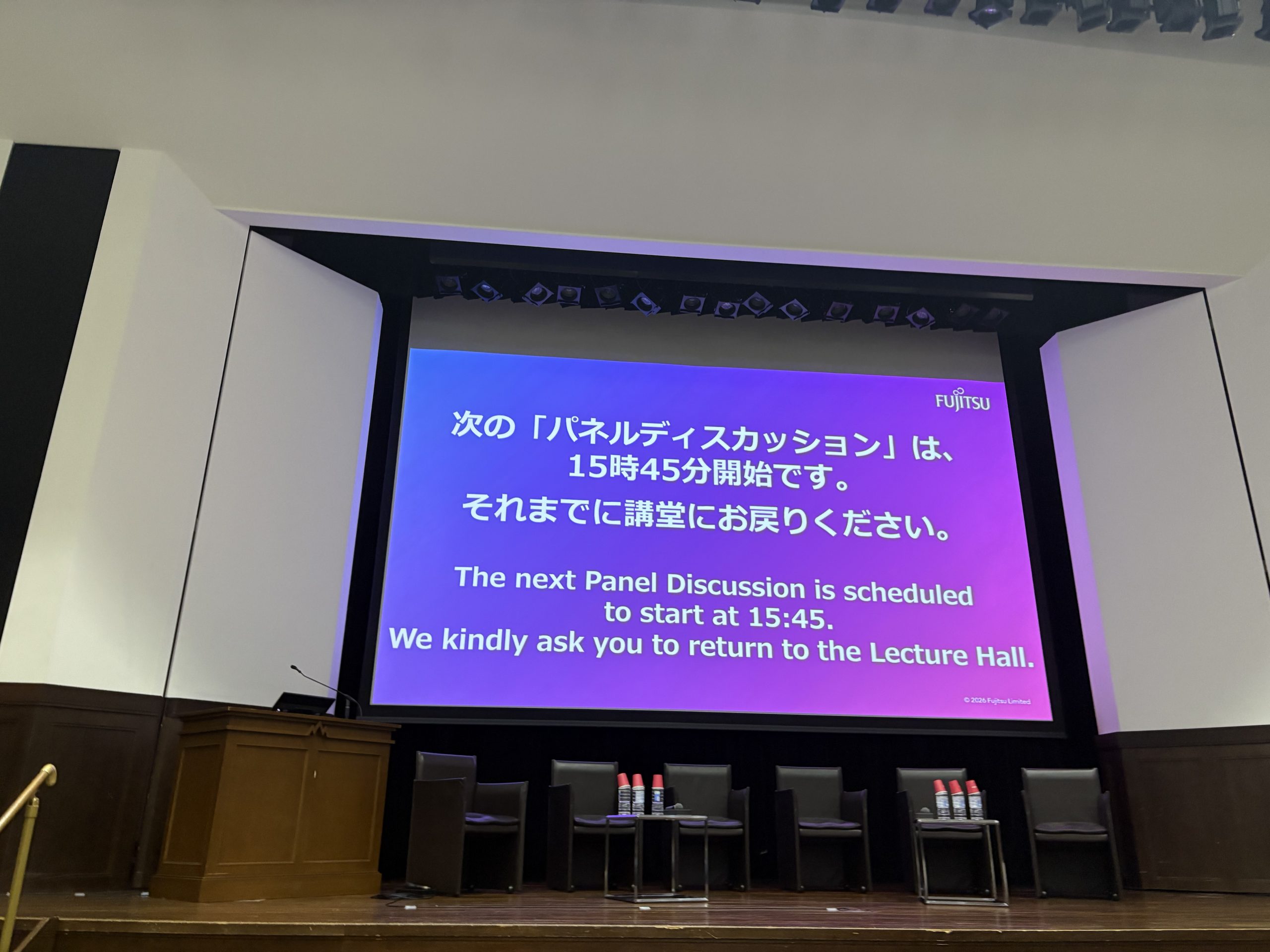 大阪大学量子情報・量子生命研究センター見学の様子