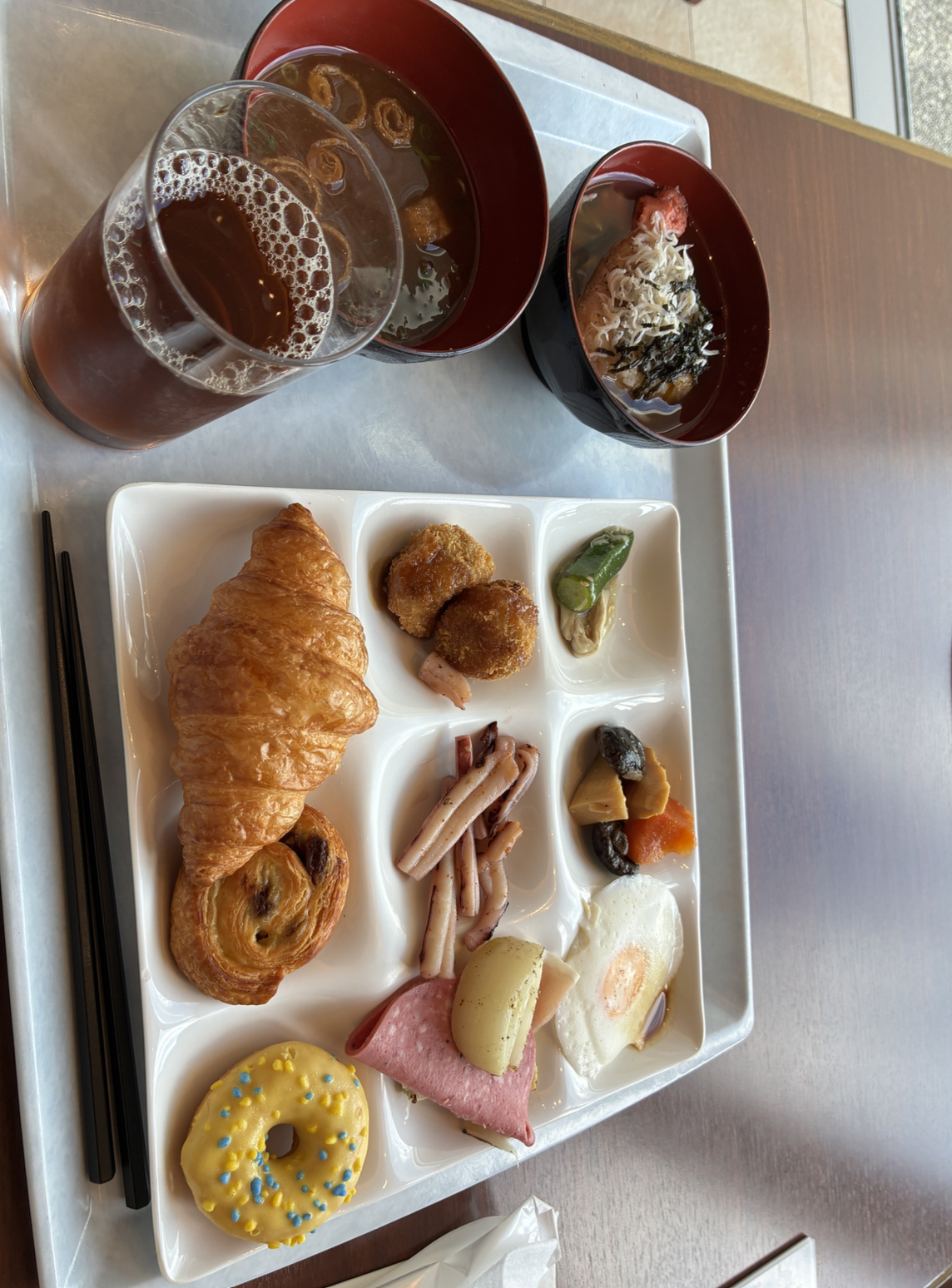 サマースクールでの朝食ビュッフェ